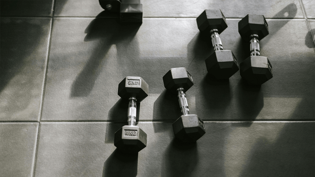 črne uteži načrni penasti podlagi