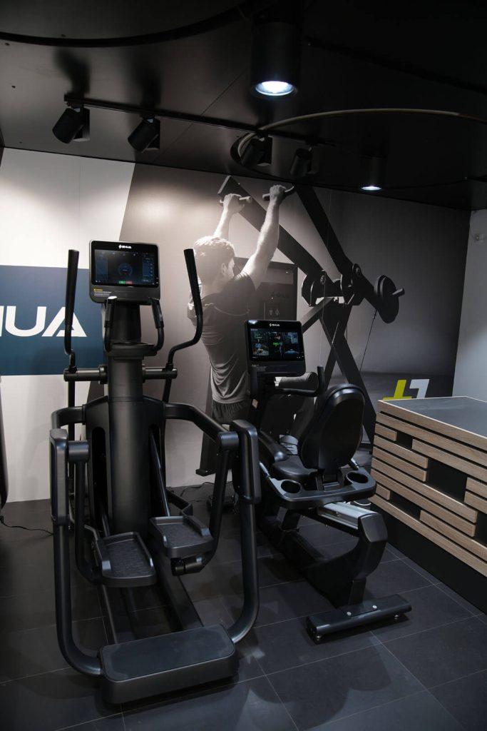 Črne fitnes naprave Shua v salonu Trening opreme