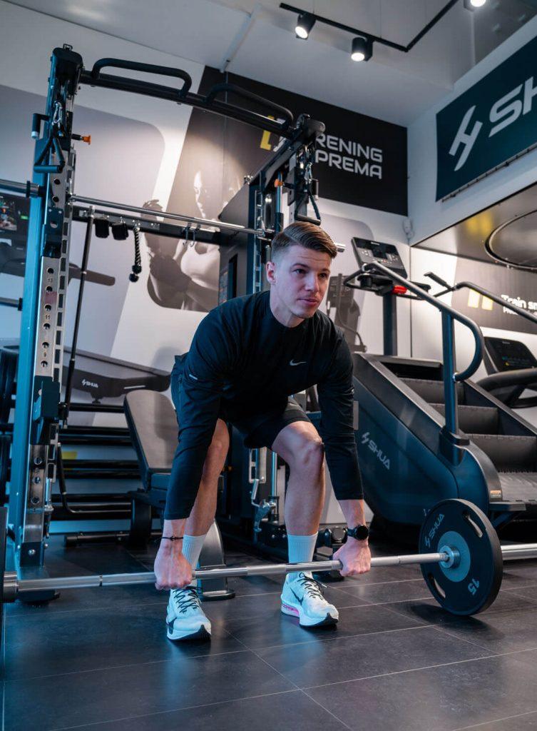 Mlad moški se pripravlja na dvig uteži