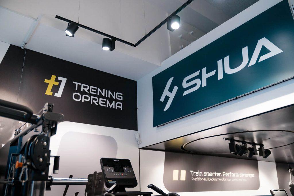 Okrasni napis Trening oprema in Ahua na steni v salonu