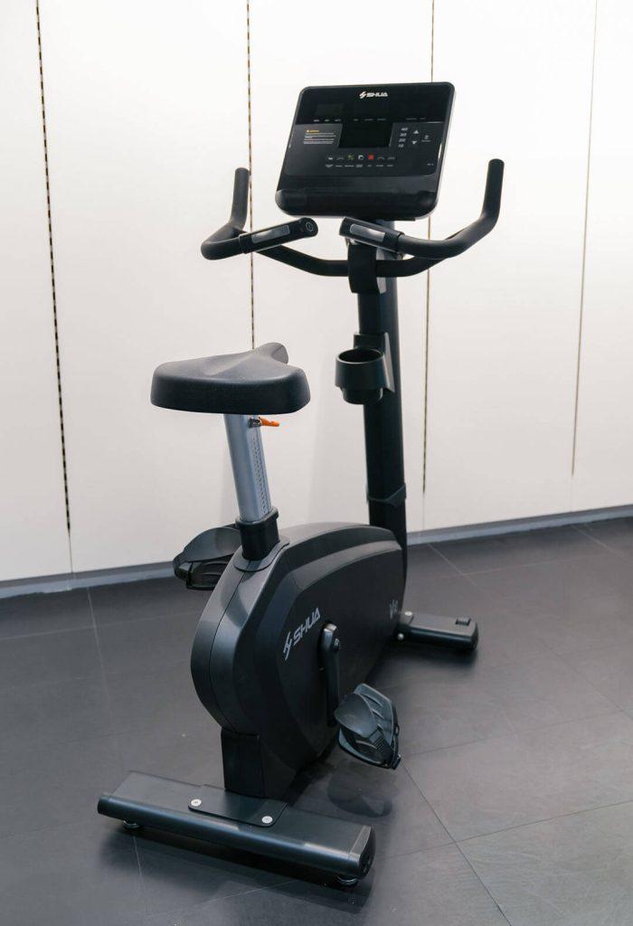 Moderno sobno kolo Shua v razstavnem salonu Trening opreme